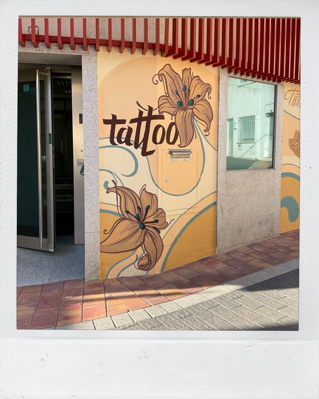 Fachada con lirios pintados