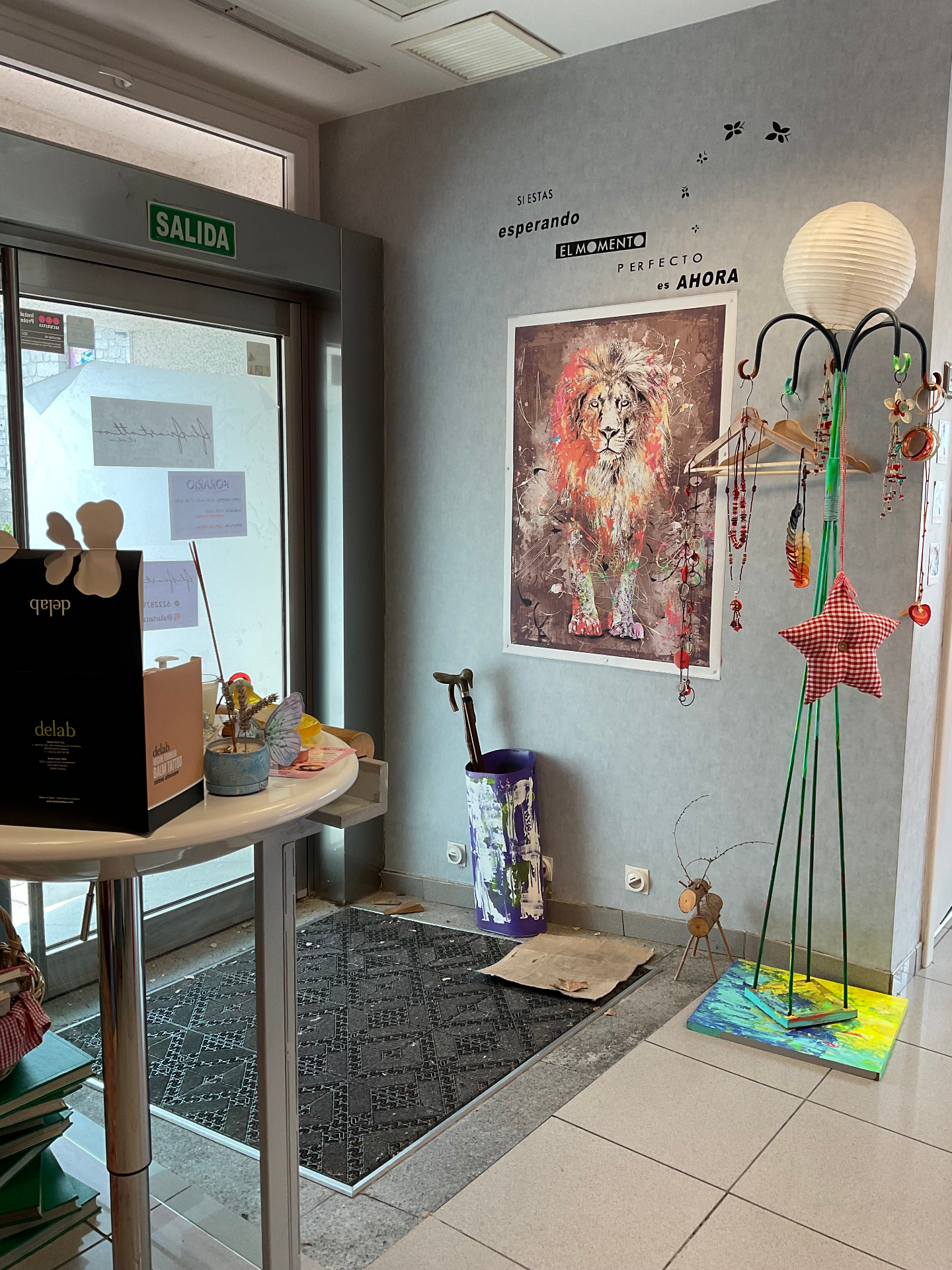 Recepción con cuadro del león colorido