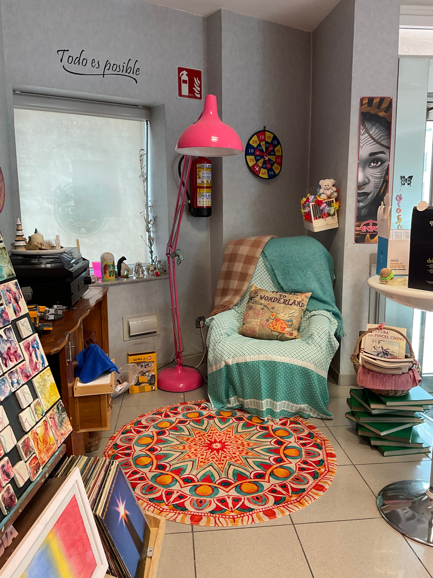 Rincón con sillón turquesa y mandala