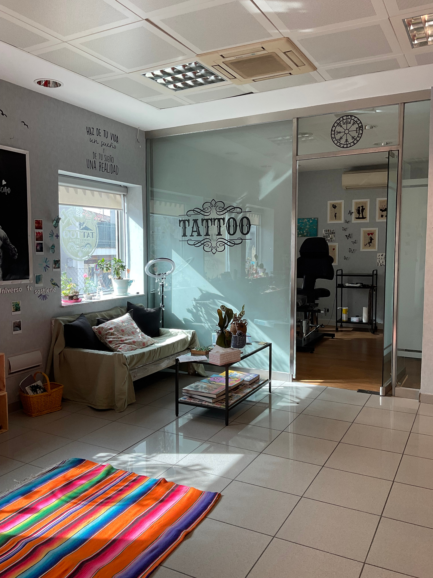 Sala de espera con manta multicolor