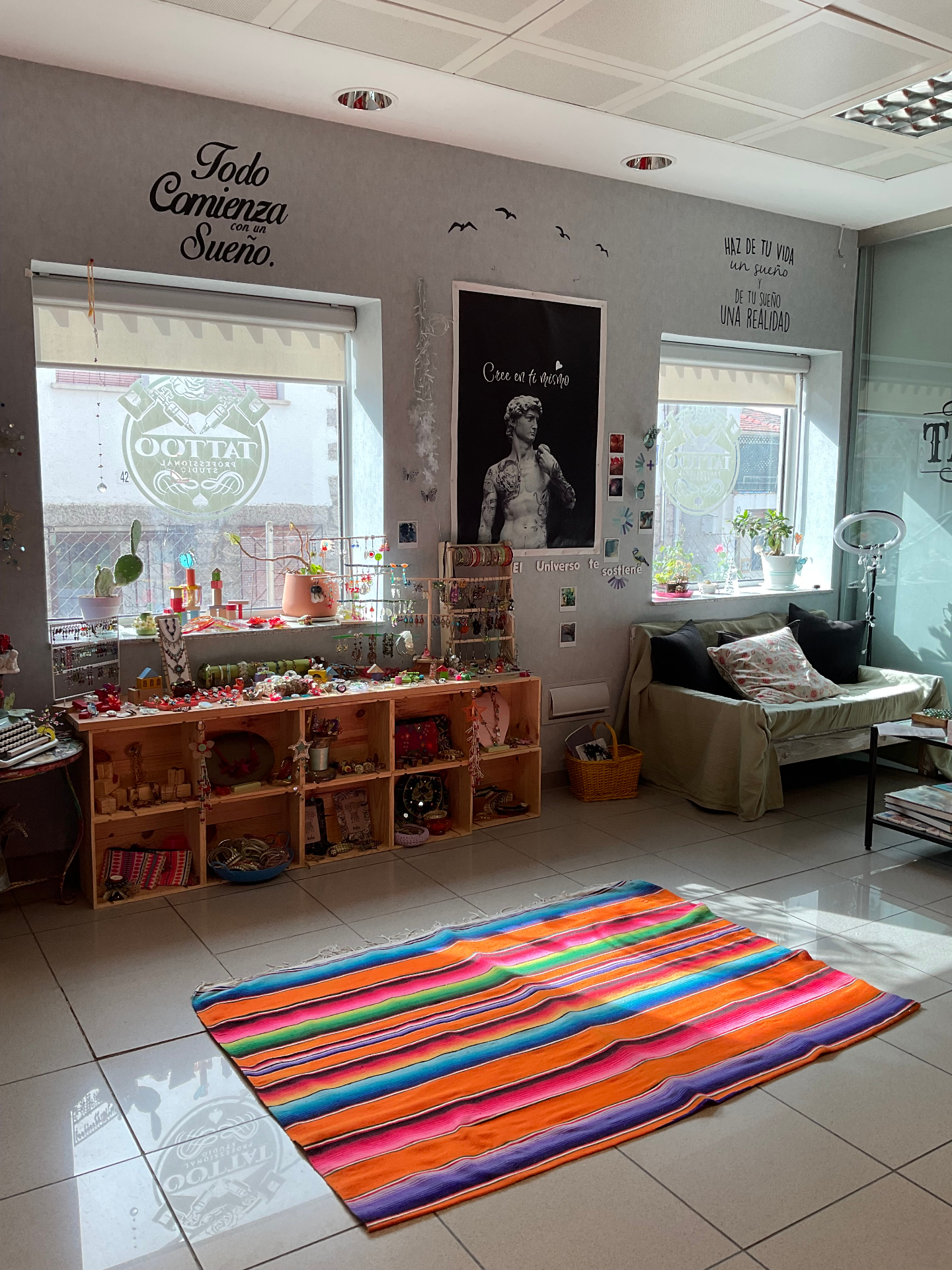 Sala con joyería artesanal a la venta