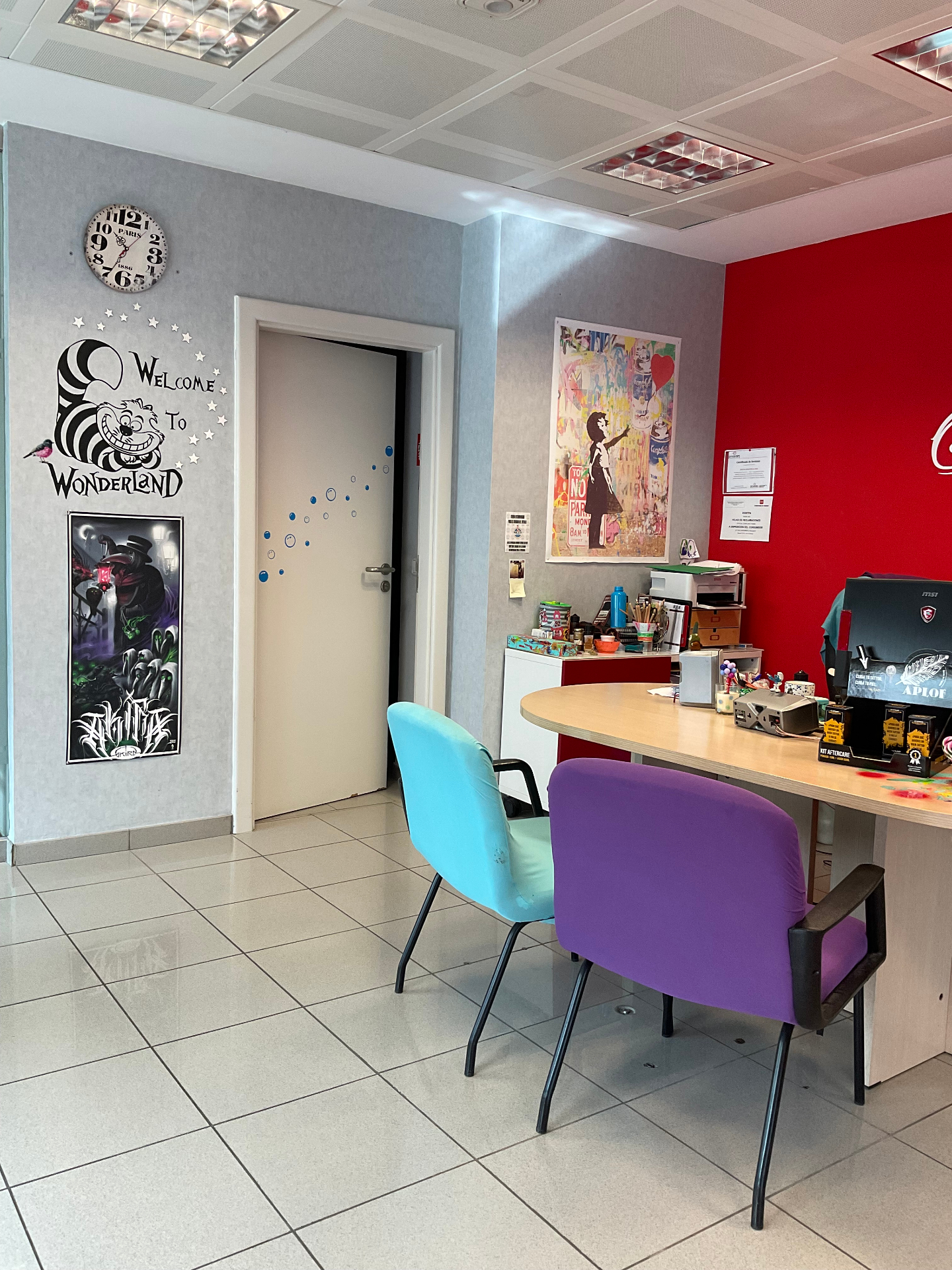 Recepción del estudio con mural Welcome to Wonderland